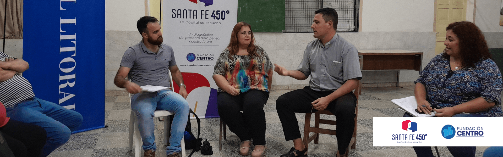 Pedro Medei escucha atentamente al sacerdote